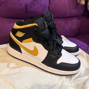 100% Authentic Air Jordan Black and Yellow High-Top Sneakers fit Women size 8us